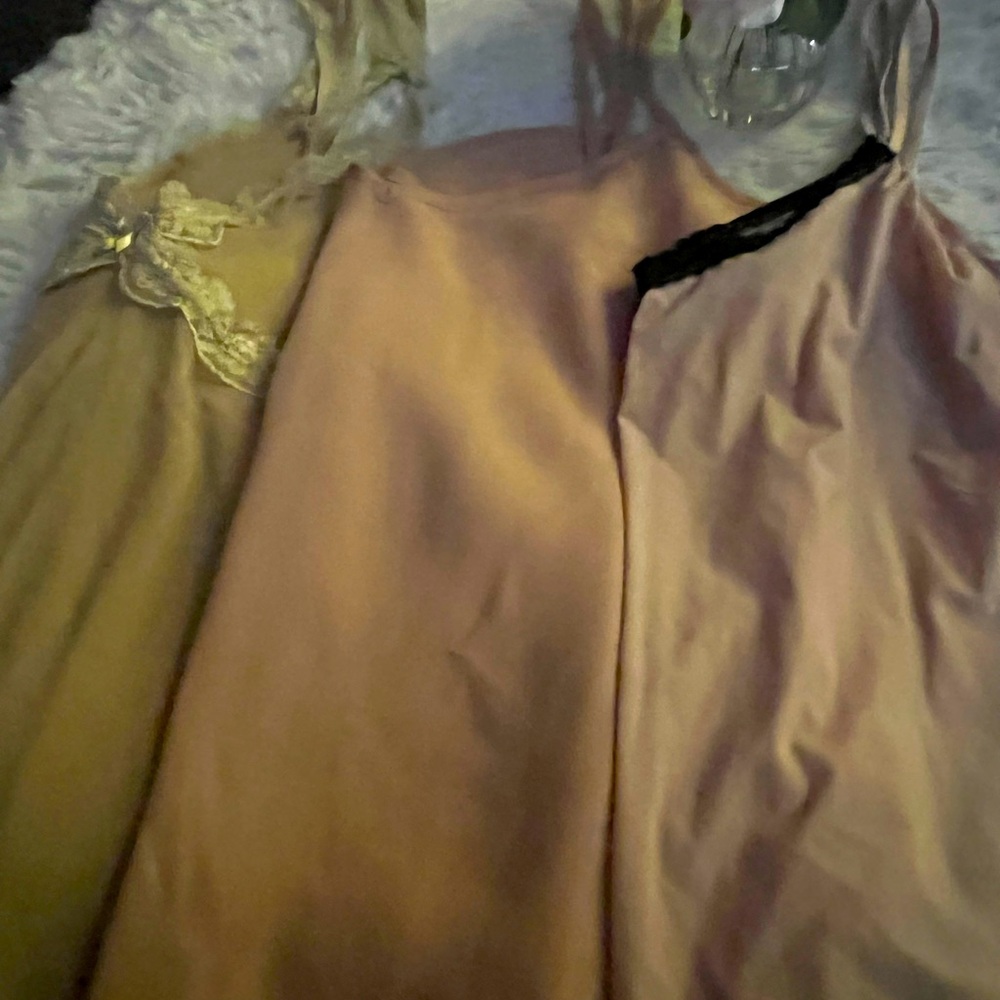 Set of 3 undershirts in lace, nylon, silk.
